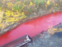 血の色の川